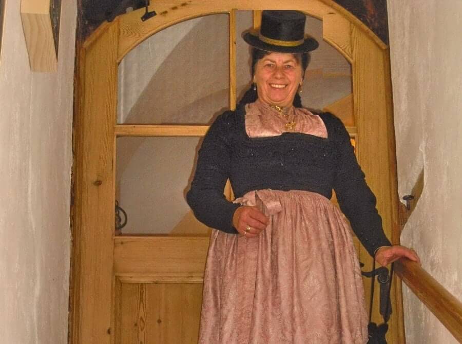 Frau in traditioneller Tracht im Schloss Saalhof, Bauernhofurlaub Zell am See-Kaprun, Familienurlaub